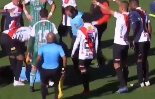 Infarct &icirc;n timpul meciului! Un arbitru a murit după ce s-a prăbușit pe teren. Atenție, imagini ce vă pot afecta emoțional - Video