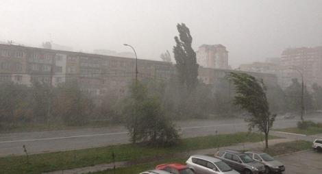 Ploile torenţiale şi vijeliile au măturat vestul țării și vor cuprinde toată țara. Vijelia a rupt acoperișuri la Timișoara