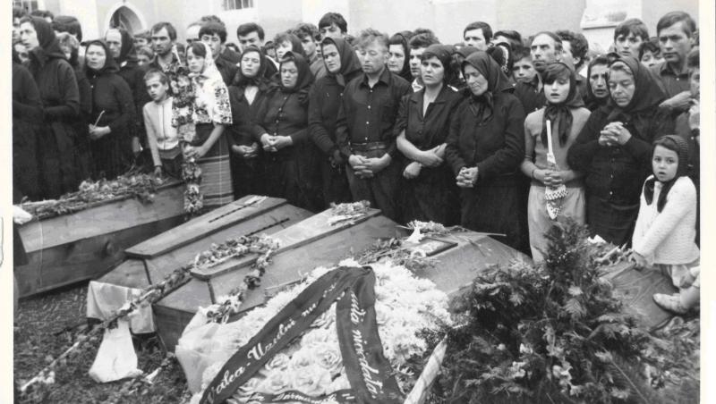 Cea mai mare înmormântare: 23 de sicrie cu copii. Ceaușescu: ”Le dați popi, zahăr și ulei. Și îi filmați!”