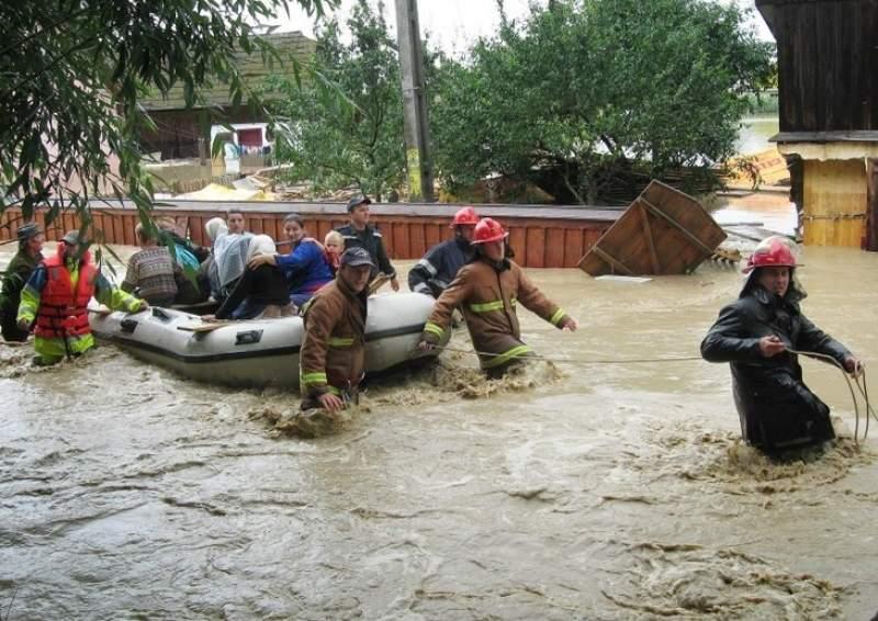Ploile torențiale fac ravagii &icirc;n țară! Au fost emise coduri roșu și portocaliu de inundații, valabile p&acirc;nă miercuri după amiază