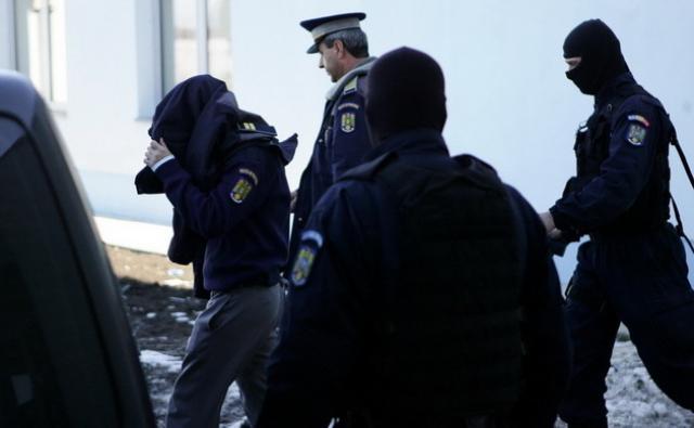 Șeful unui post de poliție și-a amenințat soția cu cuțitul, iar pe fiica a &icirc;ncercat să o sugrume! Ce pedeapsă au cerut procurorii