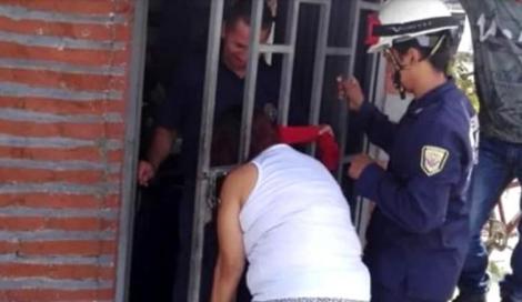 O femeie a rămas cu capul înțepenit în poarta unei case timp de cinci ore. Ce a vrut să facă