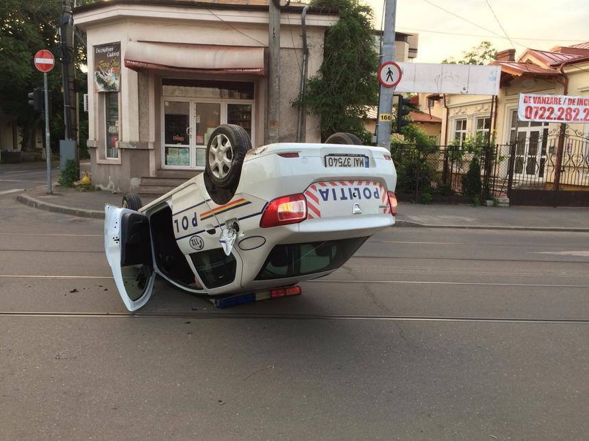 O mașină de poliție s-a răsturnat &icirc;n Ploiești! Polițistul aflat la volan era băut &ndash; Foto