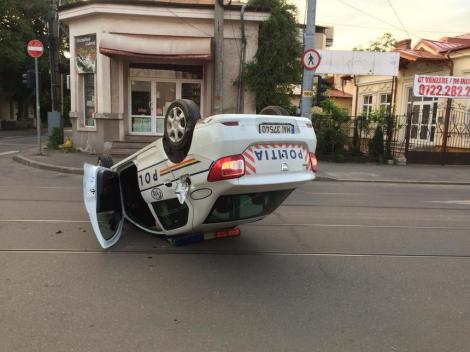O mașină de poliție s-a răsturnat în Ploiești! Polițistul aflat la volan era băut – Foto