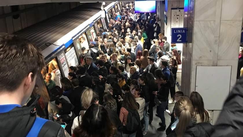 Haos la metrou, miercuri dimineață! Circulația trenurilor, &icirc;ngreunată din cauza unei probleme apărute la sistemul electric