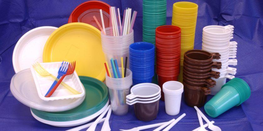 Adio bețișoare de urechi, paie, pahare și tac&acirc;muri din plastic! De c&acirc;nd vor fi interzise &icirc;n Rom&acirc;nia&nbsp;