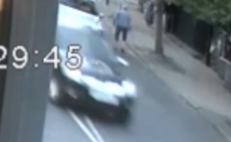 Un bătrân britanic de 80 de ani, snopit în bătaie de un șofer, în fața soției lui, după ce a trecut strada! Atenție, imagini ce vă pot afecta emoțional – Video