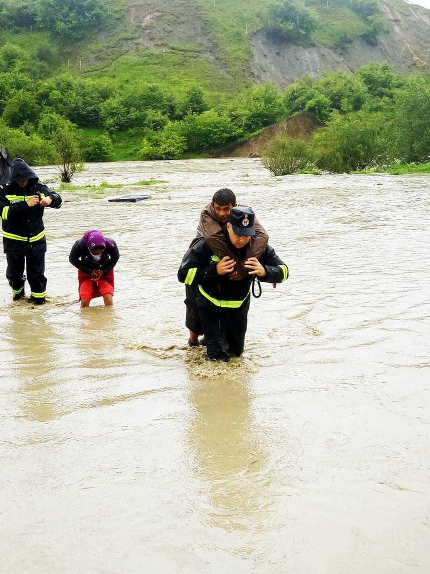 Pompierii au intervenit, &icirc;n ultimele 24 de ore, pentru &icirc;nlăturarea efectelor inundaţiilor &icirc;n zece judeţe. S-a evacuat apa din peste 330 de gospodării