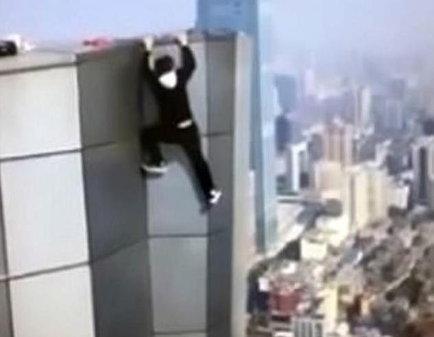 S-a urcat pe un zg&acirc;rie-nori ca să facă tracțiuni și a căzut spre moarte! Momentul a fost filmat! Atenție, imagini tulburătoare! &ndash; Video