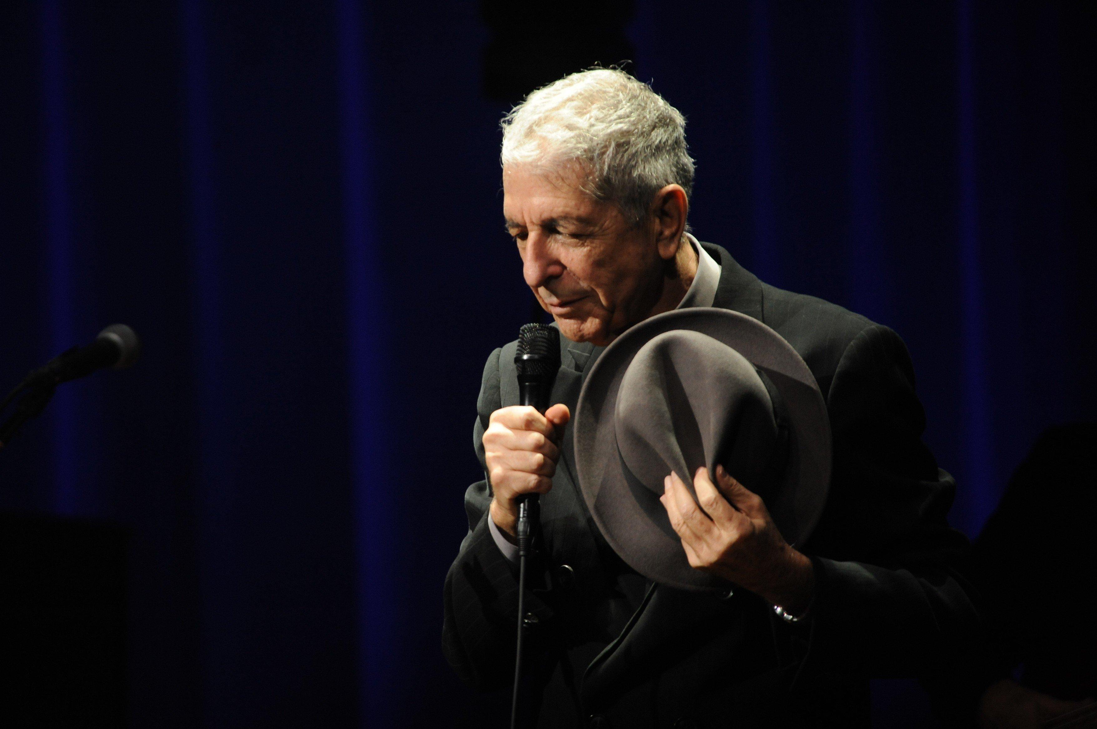 Cele mai frumoase scrisori de dragoste trimise de Leonard Cohen, scoase la licitație: „Dragoste infinită, ne revedem pe drum”