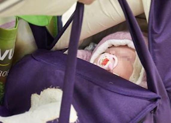 O mamă fără suflet și-a abandonat fetița pe o stradă, cu un bilet! Micuța avea doar trei zile