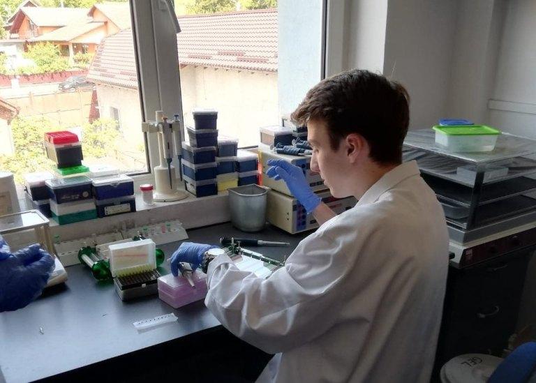 Elevul erou din Bacău a devenit component al lotului național al Rom&acirc;niei pentru Olimpiada Internațională de Biologie!