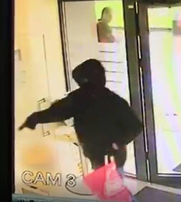 Un italian, principalul suspect &icirc;n cazul tentativei de jaf la o bancă din Cluj-Napoca. Ce au găsit anchetatorii &icirc;n apartamentul bărbatului