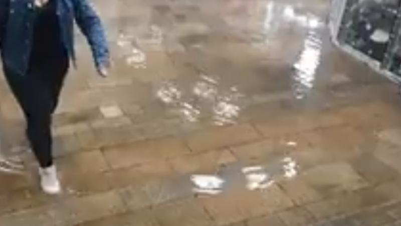 Video: Cod portocaliu de ploi torențiale în București. România, sub avertizări de inundații