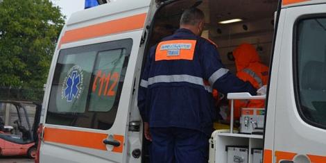 A murit așteptând medicii! Un bărbat din Vaslui s-a stins fiindcă ambulanța a rămas blocată în noroi!