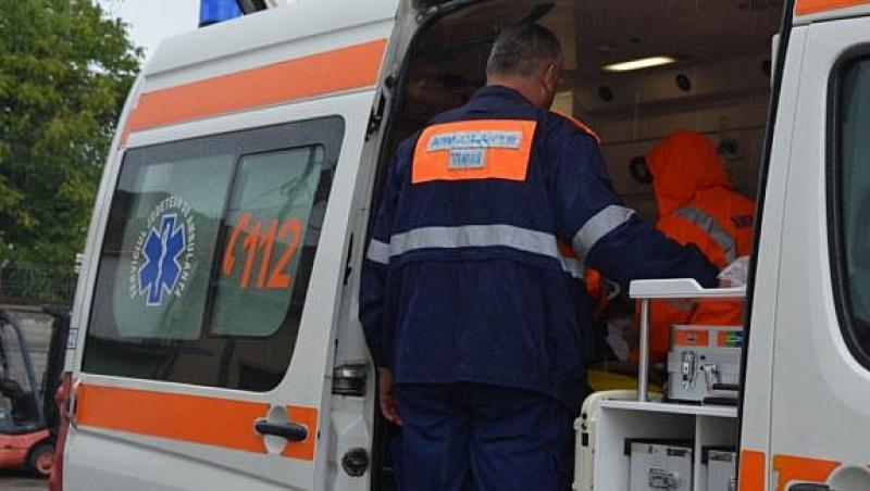 A murit așteptând medicii! Un bărbat din Vaslui s-a stins fiindcă ambulanța a rămas blocată în noroi!