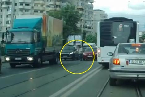Accident horror la Iaşi! Un bărbat a fost lovit de o mașină și a fost aruncat sub roțile unui camion (VIDEO)