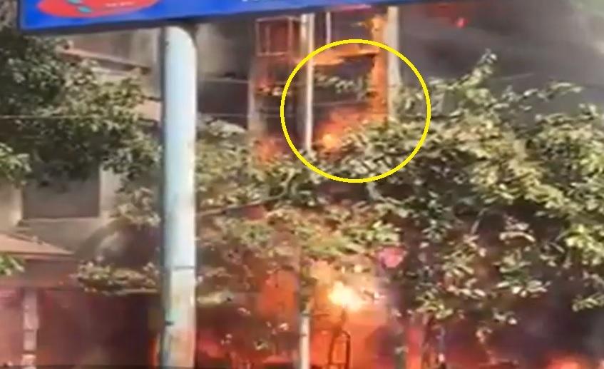 Studenți arși de vii, sărind de pe acoperișul &icirc;n flăcări! Martorii au filmat tragedia (VIDEO)