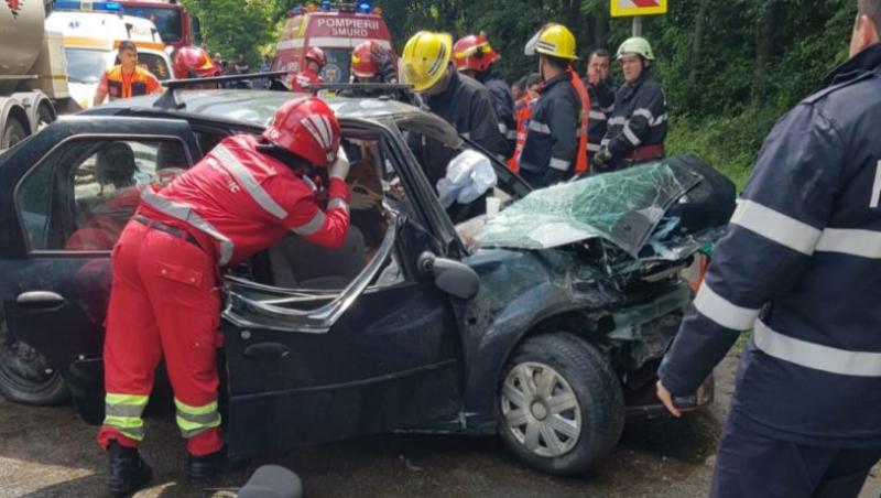 O mașină s-a izbit de o cisternă, în Dâmbovița! Trei persoane au fost rănite (FOTO)