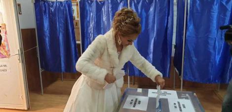 De la bal la...votat! O mireasă din Timiș și alesul ei au făcut primul drum ca soți la secție de votare!