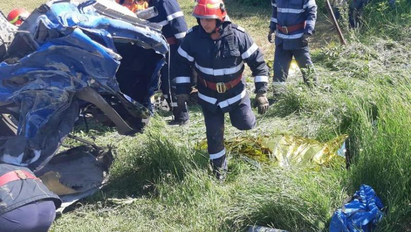 Accident tragic în Giurgiu! Trei persoane au murit după ce mașina s-a izbit de un stâlp de electricitate (FOTO)
