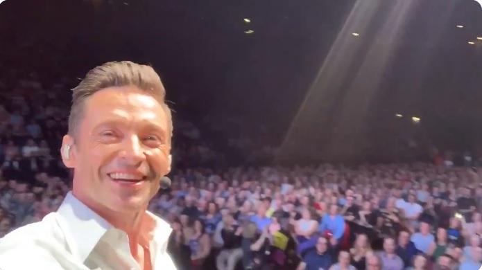 Video viral. ''Happy Birthday to You'', c&acirc;ntat de 50.000 de oameni, &icirc;n fruncte cu actorul Hugh Jackman