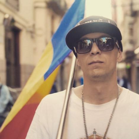 Un român programator din Spania își strigă oful după ce a stat nouă ore la coadă pentru vot! Melodia rap lansată pe internet e virală