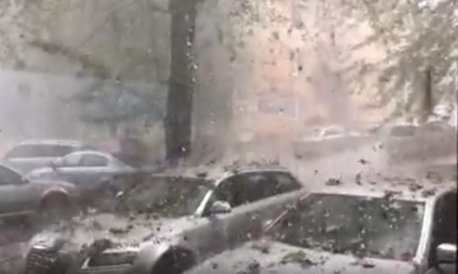 Prăpăd &icirc;n Sălaj, &icirc;n urma codului roșu de tornadă! Grindina c&acirc;t mingile de ping-pong au distrus zeci de acoperișuri și parbrize