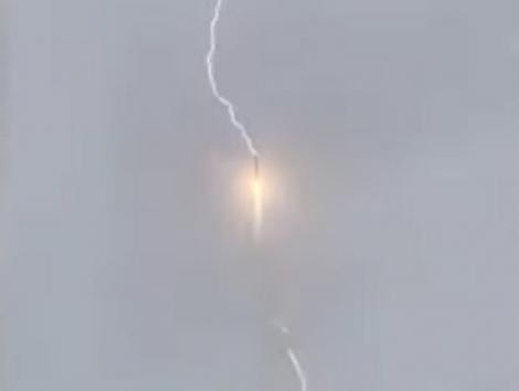Momentul uimitor în care o rachetă este lovită de un fulger, la câteva secunde după lansare - Video