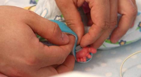 O femeie a născut un copil care cântărește 720 de grame! Medicii fac eforturi ca să-l mențină în viață: ”Mâna lui e cât degetul unui adult!”