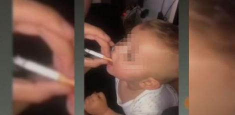 O mamă i-a pus țigara în gură bebelușului ei de 11 luni, iar apoi a postat imaginile pe Instagram: ”Am vrut să-și dea seama ce gust are!”