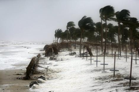 Imagini înfricoșătoare! Un ciclon puternic a atins coasta de est a Indiei. Peste un milion de oameni, evacuați - Video