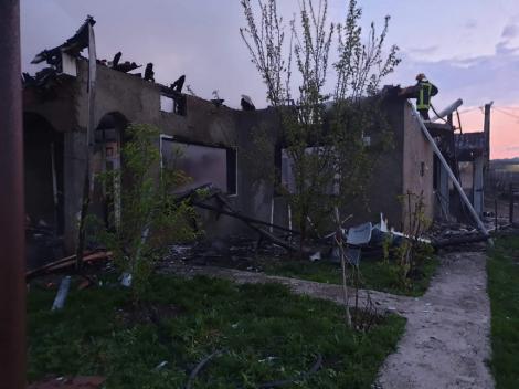 Botoşani: Un bărbat este cercetat de poliţişti după ce şi-a agresat soţia, iar apoi a dat foc casei