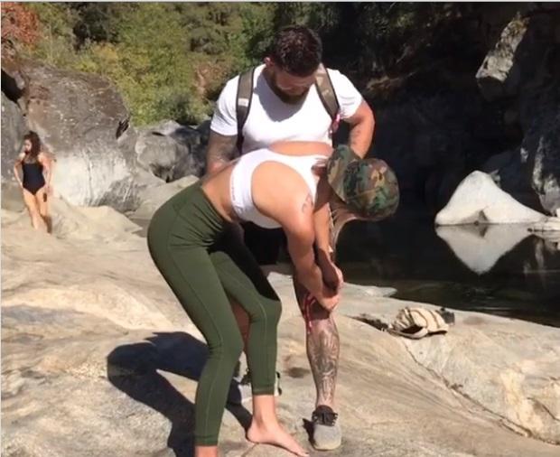 Un luptător MMA și-a cerut &icirc;n căsătorie iubita &icirc;ntr-un mod inedit și riscant! &bdquo;A trebuit să țip la ea ca să reacționeze&rdquo; - Video