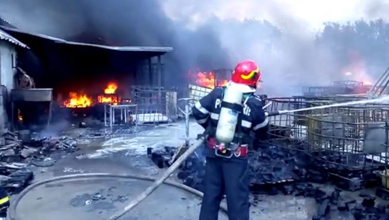 Incendiu puternic la o fabrică din Vâlcea! O femeie a suferit arsuri grave (FOTO)