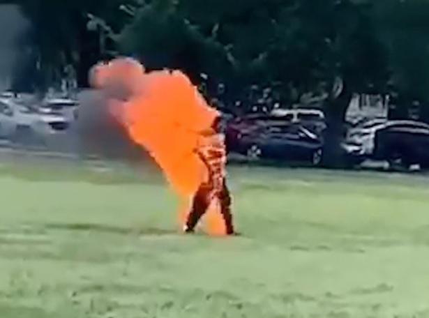 Și-a dat foc și apoi s-a plimbat calm &icirc;n fața Casei Albe! Momentul a fost filmat! Atenție, imagini tulburătoare! &ndash; Video