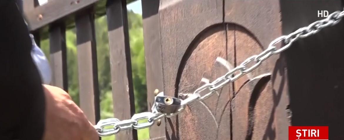 Nu s-au mulțumit doar cu profanarea crucilor eroilor rom&acirc;ni! Cimitirul din Valea Uzului, &icirc;nchis cu un lanț și trei lacăte: &bdquo;Am considerat oportun și benefic&rdquo;