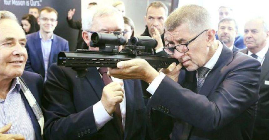 Foc de pistol tras accidental de o gardă de corp, la Bruxelles, la bordul avionului premierului ceh Andrej Babis