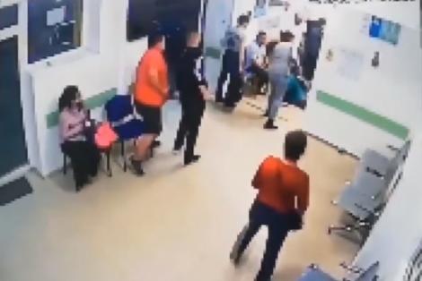 Un medic a fost bătut pe holul unui spital din Neamț! Momentul a fost filmat! Atenție, imagini tulburătoare! - Video