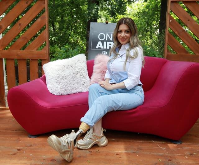 Rămasă fără un picior, după un accident cumplit, Stela nu s-a lăsat dobor&acirc;tă de suferință. T&acirc;năra vrea ca oamenii să &icirc;nvețe din drama ei