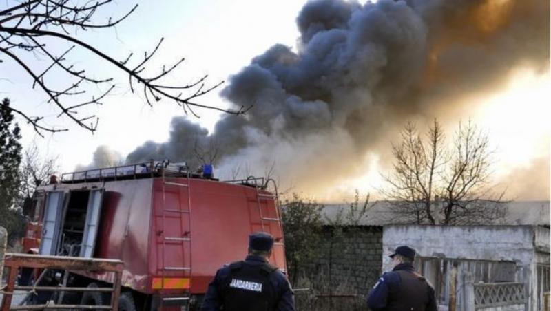 Incendiu de proporţii la un complex de creştere a păsărilor, în Buzău!  Peste 25 de pompieri intervin cu șapte autospeciale