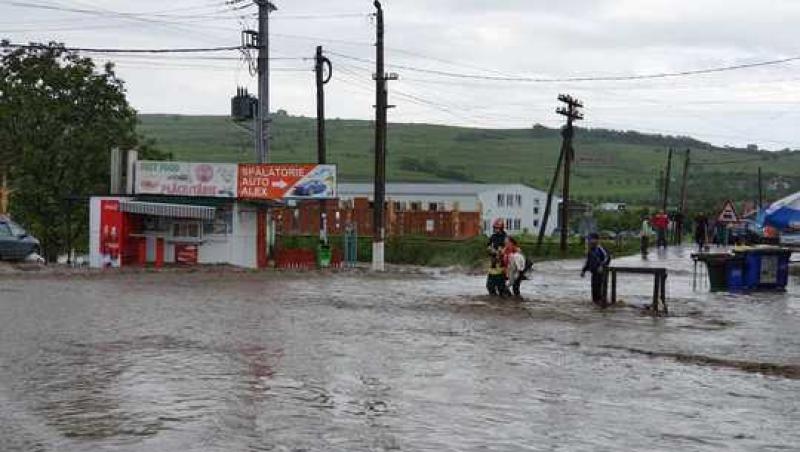 Prăpăd în țară! Viituri și inundații în 34 de localități! Câțiva oameni s-au adăpostit în podul casei sau în mașină - Foto