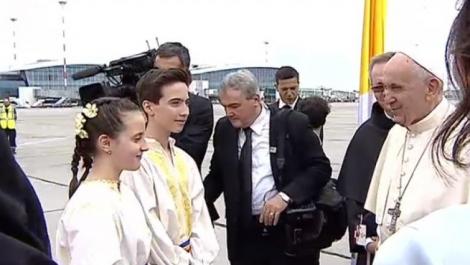 Papa Francisc în România: Cine sunt copiii care i-au oferit flori pe aeroport