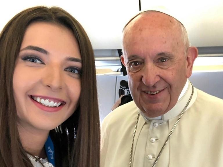 Mădălina Iacob, reporter Observator/Antena 1 a fost în avionul ce l-a adus pe Papa Francisc în România: „Cel mai emoționant moment din cariera mea!”