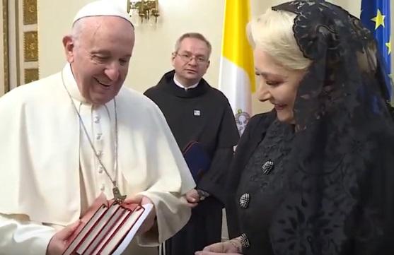 Papa Francisc s-a &icirc;nt&acirc;lnit cu Viorica Dăncilă! Primele imagini! Ce i-a spus și ce i-a dăruit Suveranului Pontif - Video