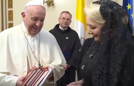 Papa Francisc s-a întâlnit cu Viorica Dăncilă! Primele imagini! Ce i-a spus și ce i-a dăruit Suveranului Pontif - Video