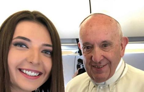 Cine este cel mai tânăr reporter din România, care s-a aflat în avionul care l-a adus pe Papa Francisc la București!