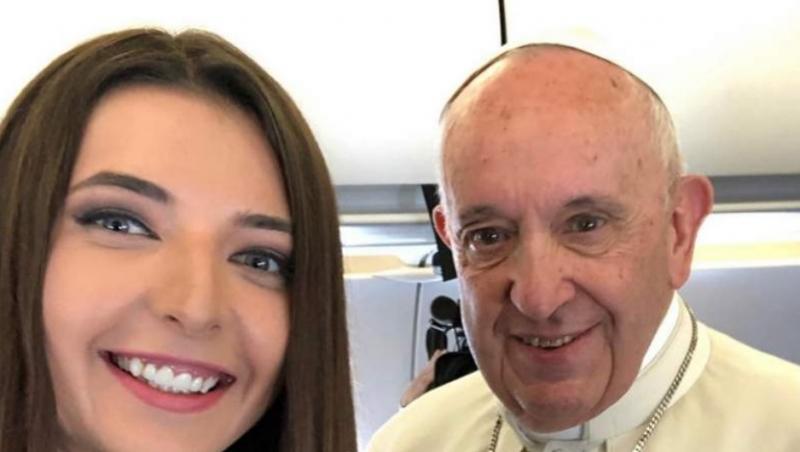 Cine este cel mai tânăr reporter din România, care s-a aflat în avionul care l-a adus pe Papa Francisc la București!