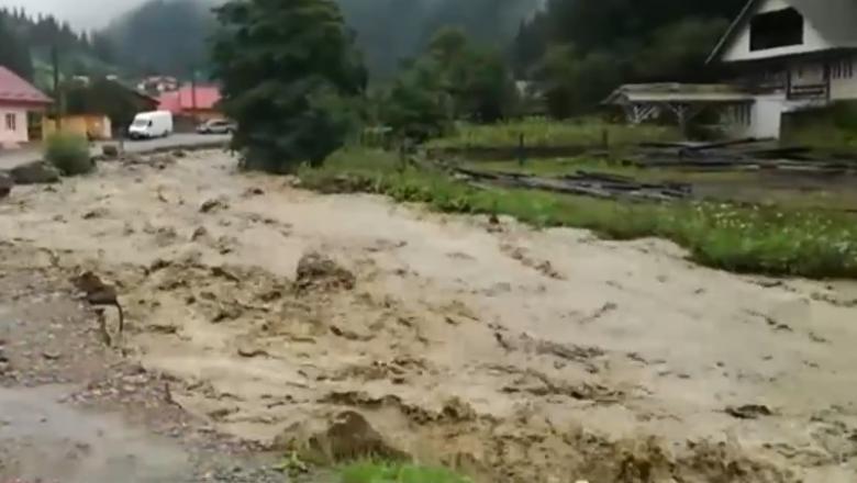 UPDATE: Unul dintre cei patru copii luați de viitură, declarat mort! Medicii n-au mai putut face nimic pentru fetița de trei ani