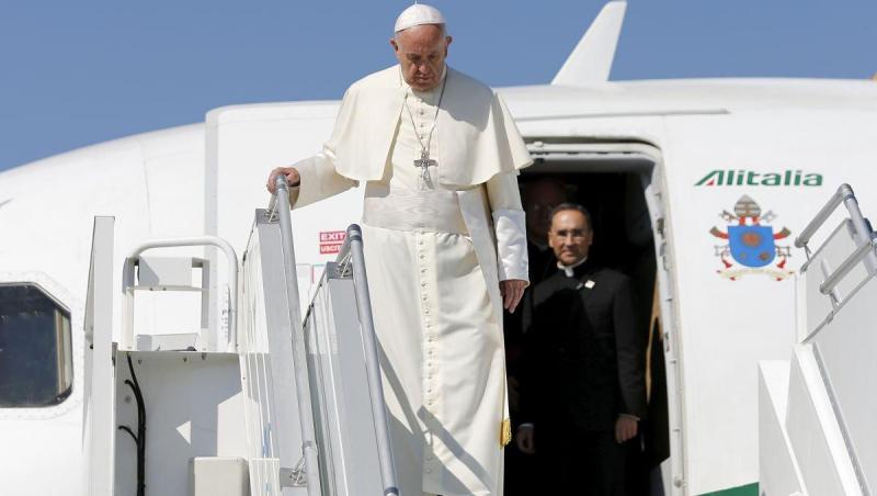 Traseul Suveranului Pontif a fost modificat! Aeronava care îl transportă pe Papa Francisc nu mai merge la Bacău